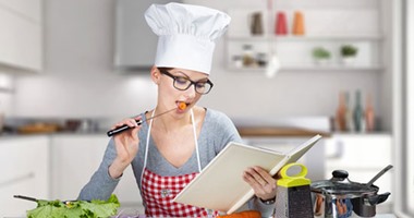 8 خطوات × 30 يوما لإنقاص الوزن.. تناولى كميات أقل من اللحوم واطهى وجباتك بنفسك.. استمتعى بالفاكهة وقللى من السكر..لا تكررى الطعام فى يوم واحد وأوقفى "أكل الشارع"..واذهبى للفراش مبكرا ومارسى الرياضة