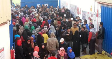 عمال المحلة يرددون:  "ياسيسى إلحقنا أبو عيطة دبحنا"