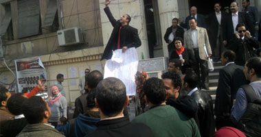 محامون يتظاهرون أمام النقابة لسحب الثقة من سامح عاشور