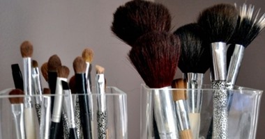 طبيب عيون: خدش القرنية وتكوين البكتيريا أبرز أمراض العين بسبب المكياج
