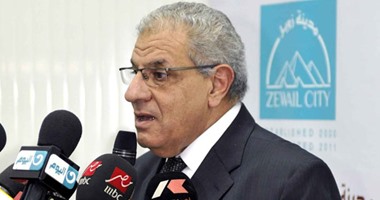 القوى العاملة تنجح فى إقناع عمال شركة مشروبات غازية بتعليق اعتصامهم