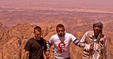 مازن حمزة أول مصرى من ذوى الإعاقات يصعد قمة جبال الألب.. ثبت العلم المصرى فوق أعلى قمم العالم.. تسلق هرم خوفو وجبل سانت كاترين.. نفذ خطة "الانتحار الرمزى" من كوبرى قصر النيل.. ويحلم بالسفر للفضاء