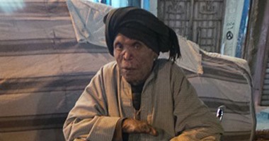 حالة إنسانية تعيد فتح ملف مرضى الجذام.. "المرض اللعين" يحول جاد الرب من عامل يصرف على 7 أبناء إلى متسول بميادين قنا.. المارة يتجنبونه والأطفال يخافون منه والمرض لا يرحم