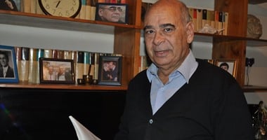 يقرأون الآن.. أحمد الخميسى يعيش أجواءً مختلفة مع كتاب "أفروديت" لإيزابيل الليندى.. ويوضح: الكتاب يشرح علاقة الحب بالطعام بأسلوب ساحر.. وأعتبره استراحة روائية بين روايات عظيمة