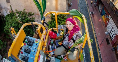 بالصور.. فنانة تشكيلية تحول الجدران المهملة إلى لوحات طبيعية