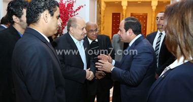 معارك المثقفين حول الرئيس.. محمد المخزنجى:أغلى أمانيهم قول "نحن هنا" واعتزلت اللقاءات الجماعية..ووحيد حامد: ملوك الكلام يتركون القضايا المهمة ويحولون اللقاء لخطبة.. والقعيد:النرجسيون يدفعوننى للمقاطعة
