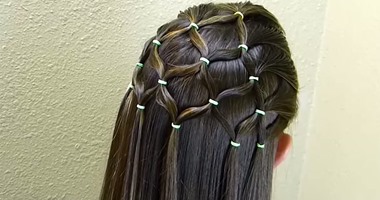 بالخطوات.. تعلمى طريقة تصفيف شعرك على هيئة شجرة الكريسماس