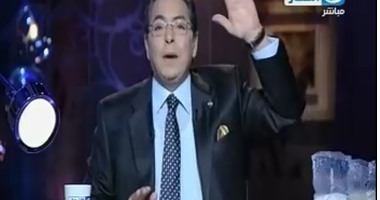 محمود سعد يعرض سكر تموين أسود ويطالب المواطنين بعدم استلامه بـ"آخر النهار"