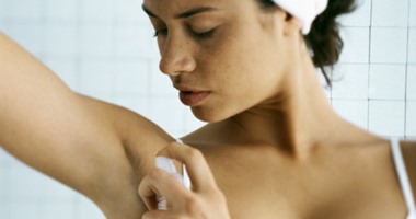 خبير التجميل: بيكربونات الصوديوم أفضل علاج للتخلص من اسمرار الإبط