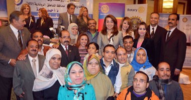 غادة والى تكرم المتفوقين رياضيا من "الأقزام"