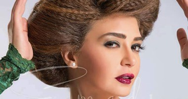 بالصور.. خطوات لرسم "عيون القطة" بالكحل العادى