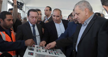 بالصور..محلب يفتتح مصنع غسالات ومجمع كنج توت للسجاد بـ"العاشر"..ويؤكد:زيارة الرئيس للصين ناجحة ومصر عادت لدورها الرائد فى المنطقة..وعامل يهدى رئيس الوزراء حلوى المولد قائلا "بلغ الرئيس أننا نقف وراءه"