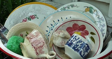 بالصور.. 6 حيل ذكية تخلصك من كابوس "المواعين"