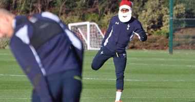 لاعب توتنهام يتقمص دور بابا نويل فى التدريبات