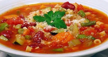 ابتعدى عن التقليدى.. وتعلمى طريقة شوربة المنسترونى الإيطالية