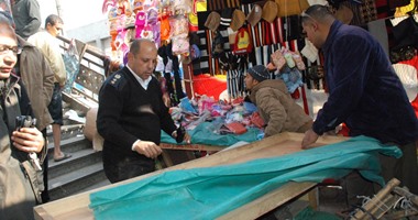 محافظة الجيزة تزيل الباعة الجائلين من كوبرى مشاة محطة مترو المنيب