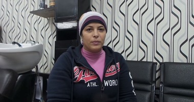 بالصور.. الأسطى "عبير" حلاق رجالى.. والسر فى الصنعة.. عشان الشغل مش عيب