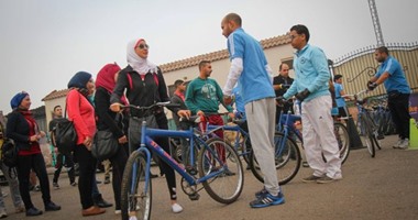 "قصة مصورة".. فرق الدراجات.. ضحك ولعب ورياضة