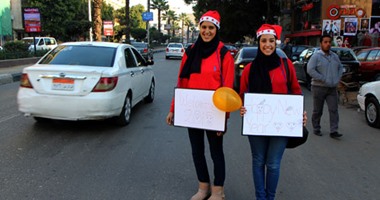 بالصور.. "ميار" و"ماهى" تلعبان دور "سانتا كلوز" فى شوارع الدقى