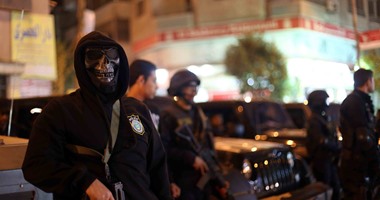 "ضابط فيصل" ليس أول من يرتدى الماسك.. بدأت فى الحرب العالمية الثانية.. وفى الهندوراس استخدمه شرطى للتظاهر.. قوات الأمن الروسى ارتدت أقنعة المجرمين.. وفى المكسيك يتباهون بها.. وتايوان تقلد أفلام الرعب