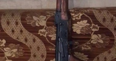 ضبط 3 قطع أسلحة نارية بدون ترخيص و63 طلقة نارية بالمنيا