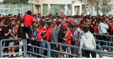 ألتراس أهلاوى يعود لمدرجات استاد القاهرة بعد التفتيش الذاتى