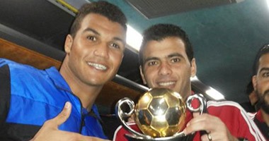 صور لاعبى الأهلى مع كأس الكونفدرالية فى الأتوبيس