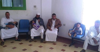 بالصور.. "الحصبة" يضرب واحة سيوة.. وزارة الصحة تعلن وفاة 6 أطفال وإصابة 139 بالحصبة.. والأهالى: الضحايا أضعاف المسجلة ونقص الخدمات سبب تفشى الوباء.. ومحافظ مطروح: الصحة أكدت عدم الحاجة لإغلاق المدارس