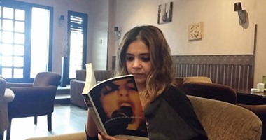 "يقرأون الآن".. المطربة فيروز كراوية تتتبع معاناة المرأة مع الموسيقى الجماهيرية.. وتوضح: الكتاب رحلة ممتعة مليئة بحكايات أشهر المغنيات من السبعينيات وحتى التسعينيات والهجوم عليهن
