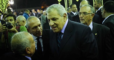 محلب ووزيرا الصحة والمالية وساويرس ومحافظ الجيزة فى عزاء كامل توفيق دياب