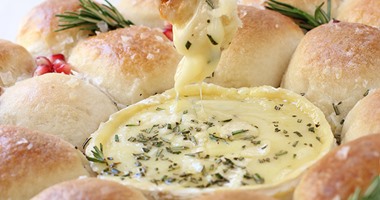 بالصور.. خطوات إعداد "إكليل" الخبز الفرنسى بالجبن الذائب