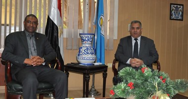 وزير الآثار يلتقى سفير غينيا لبحث سبل التعاون الأثرى بين البلدين