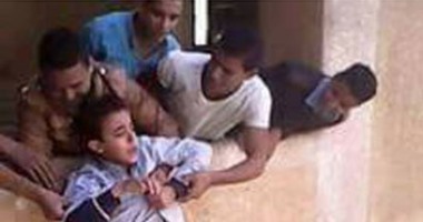 تداول صورة لطلاب بمدرسة قليوب الصناعية يهددون زميلهم بإلقائه من الطابق الثالث