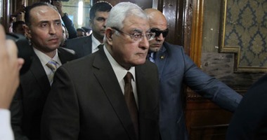 المستشار عدلى منصور يصل مطار القاهرة عائدا من ألمانيا 