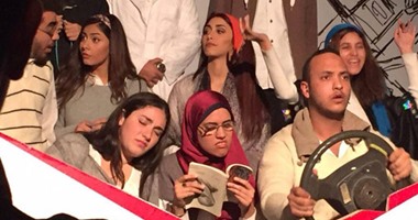 بالصور.. المخرج تامر كرم يختتم عروض مسرحيته "بكرة" بالجامعة الأمريكية