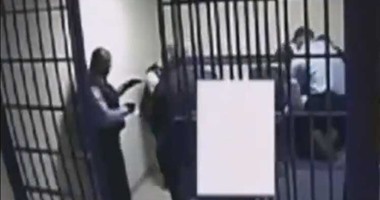 نشطاء يتداولون فيديو تعذيب لمواطن أمريكى من شرطة شيكاغو قبل لحظات من وفاته