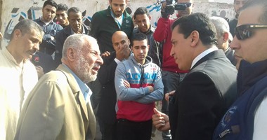 بالصور.. ناخب مسن يستوقف محافظ الشرقية لطلب علاجه