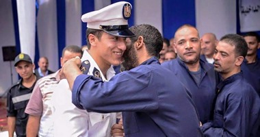 رواد "فيس بوك" يعيدون نشر صور صاحب مبادرة سداد رجال الشرطة لديون الغارمين