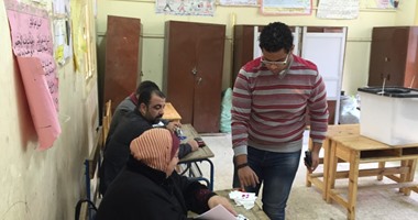 بالصور.. فى اليوم الأول لجولة الإعادة بالغربية.. الأمن يتحفظ على محاميين تشاجرا مع ضابط أمام لجنة بالمحلة.. واستبدال رئيس لجنة بآخر لتعرضه لوعكة صحية.. وأنصار المرشحين يوجهون الناخبين أمام اللجان