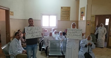 صحافة المواطن.. اعتصام العاملين بـ"التأمين الصحى" فى بنها للمطالبة بـ"الكادر"