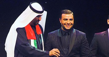 وزير الدولة الإماراتى يكرم رامى صبرى على أوبريت "البيت متوحد"