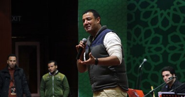 بالصور..هشام الجخ يلقى قصيدة جديدة"5 الصبح"لحزنه على الطفل السورى"إيلان"