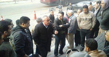 رئيس شركة حسن علام يتفاوض مع العاملين المعتصمين