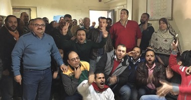 بالصور.. العاملون بـ"بتروتريد" يواصلون الإضراب ويهددون بالتصعيد