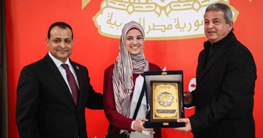 بالصور.. وزير الرياضة يكرم بطلة التايكوندو المتأهلة للأولمبياد