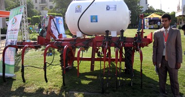 بالصور.."أبناء الصعيد يبتكرون".. باحثون بجامعة أسيوط يخترعون آلة لحقن التربة بالأمونيا..عضو بالفريق: تحل المشاكل التى تواجه الفلاح و تكلفتها 150 ألف جنيه.. ويؤكد: تجربتها حسنت إنتاج فدان القمح 2 إردب