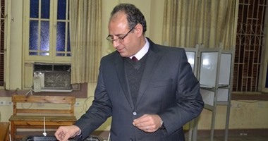 محافظ البحيرة يدلى بصوته فى انتخابات دائرة دمنهور بجولة الإعادة