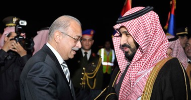 بالصور.. ولى ولى العهد السعودى يصل القاهرة ورئيس الوزراء فى استقباله