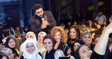 بالصور .. تامر حسنى يدعم زوجته بسمة بوسيل فى حفل تخرجها من الأكاديمية الايطالية للأزياء