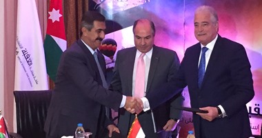 بالصور.. محافظ جنوب سيناء يوقع اتفاقية تآخى بين مدينتى شرم الشيخ والعقبة